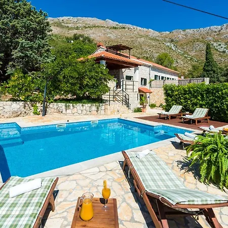 Sleeps 8 Pool Air Con Wifi * Mlini