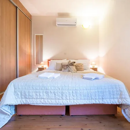 Villa Sleeps 8 Pool Air Con Wifi *