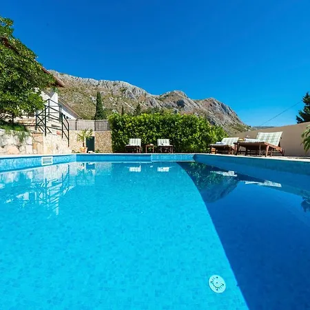 Villa Sleeps 8 Pool Air Con Wifi Mlini