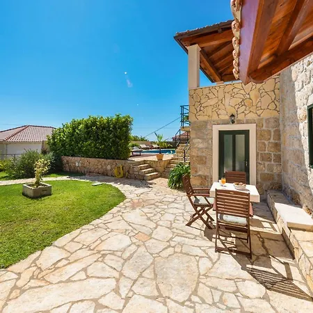 Villa Sleeps 8 Pool Air Con Wifi Mlini