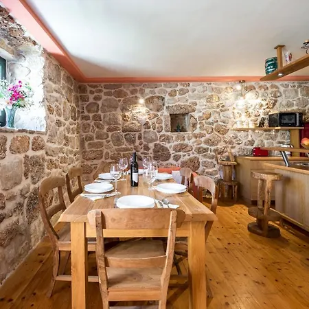 Sleeps 8 Pool Air Con Wifi