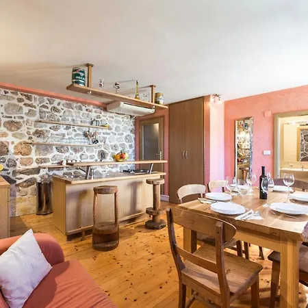 Sleeps 8 Pool Air Con Wifi * Mlini