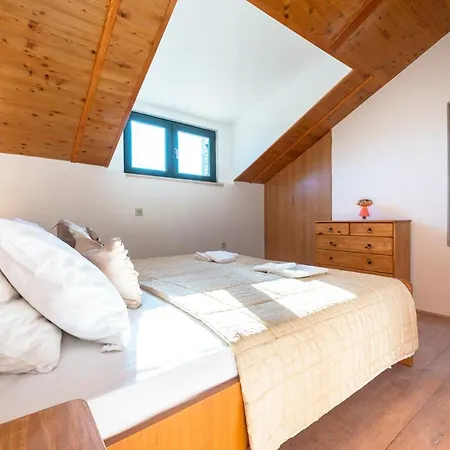 Sleeps 8 Pool Air Con Wifi *