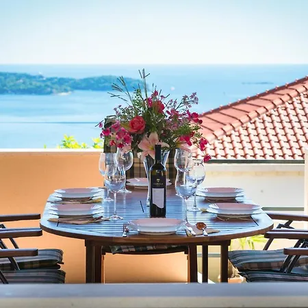 Sleeps 8 Pool Air Con Wifi Willa