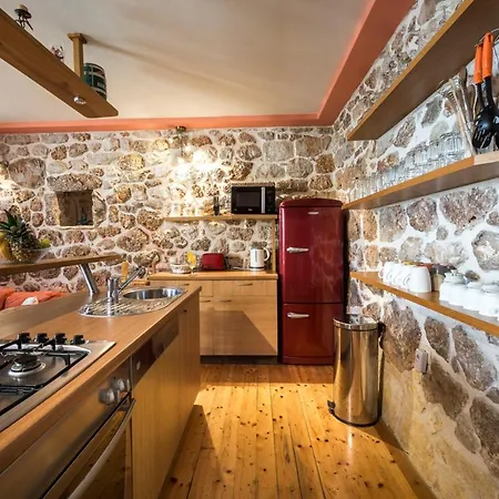 Sleeps 8 Pool Air Con Wifi Willa